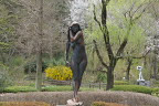 春、彫刻「春を感じて」 - 片倉城跡公園