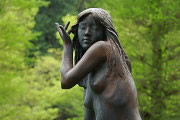 春、彫刻「春を感じて」2 - 片倉城跡公園