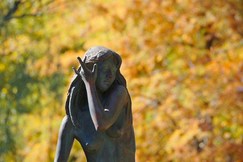 秋、彫刻「春を感じて」 - 片倉城跡公園