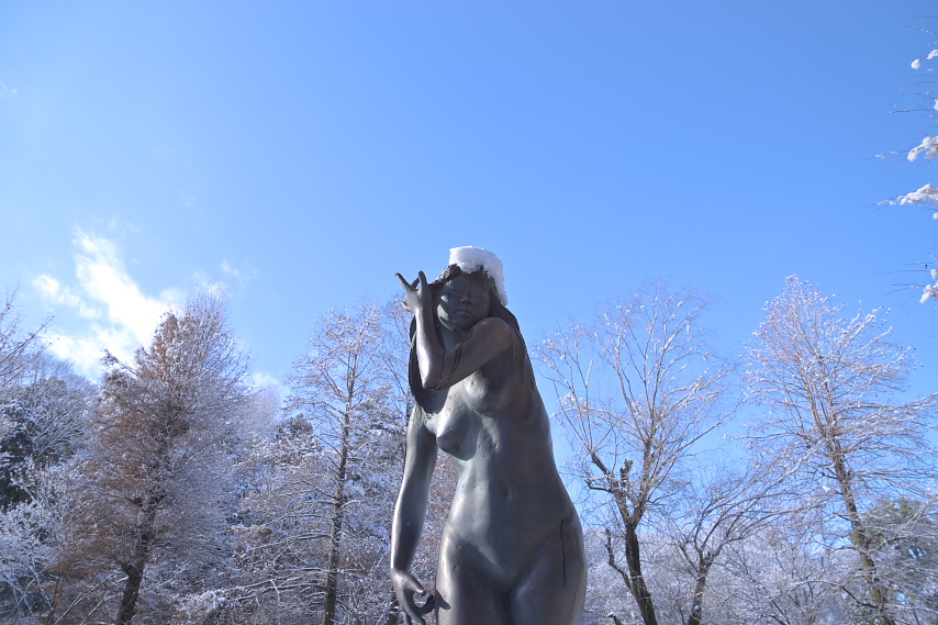 雪、彫刻「春を感じて」 - 片倉城跡公園