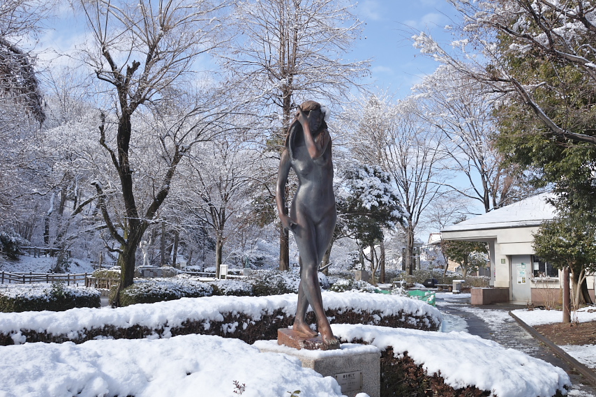 雪、彫刻「春を感じて」2 - 片倉城跡公園