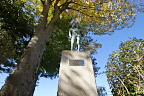 黄葉と彫刻「少年」 - 片倉城跡公園