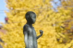イチョウと彫刻「少年」 - 片倉城跡公園