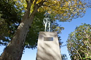 黄葉と彫刻「少年」 - 片倉城跡公園
