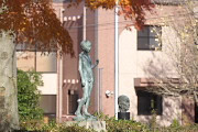 秋、彫刻「少年」 - 片倉城跡公園