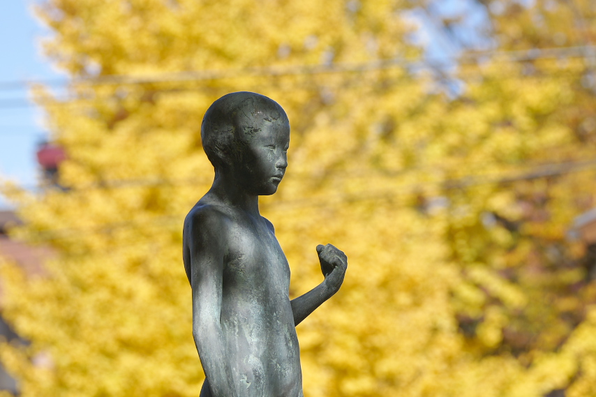 イチョウと彫刻「少年」 - 片倉城跡公園