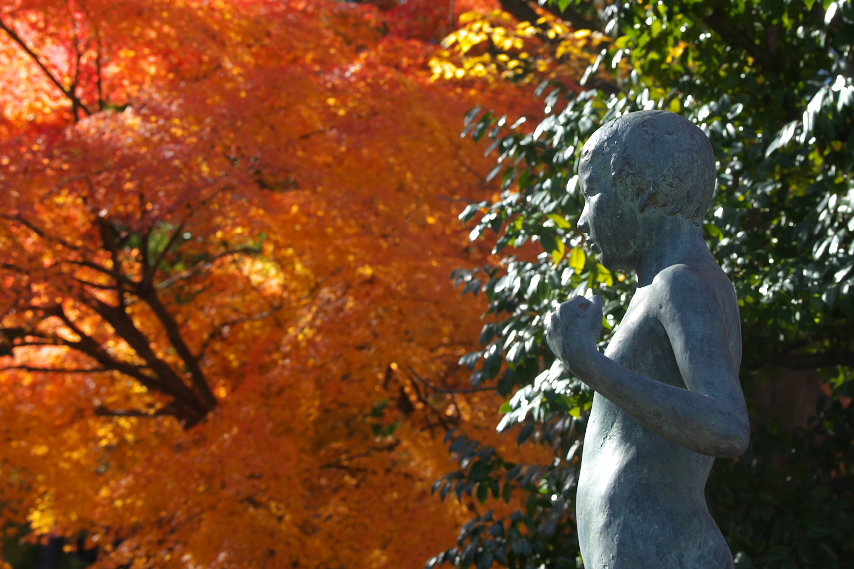紅葉と彫刻「少年」3 - 片倉城跡公園