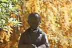 秋、彫刻「雪の朝」 - 片倉城跡公園