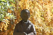 秋、彫刻「雪の朝」 - 片倉城跡公園