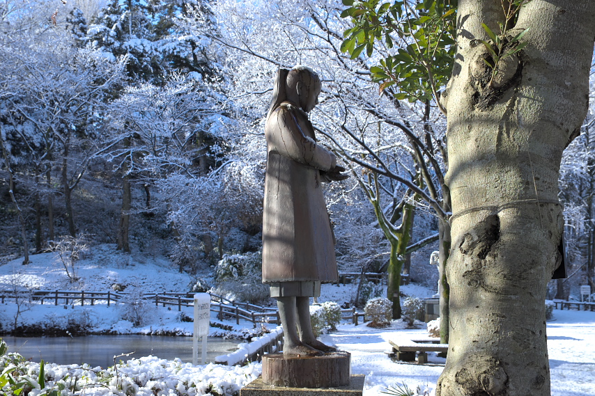 雪、彫刻「雪の朝」 - 片倉城跡公園