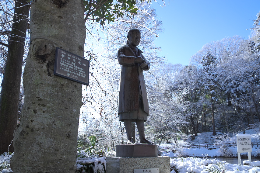 雪、彫刻「雪の朝」5 - 片倉城跡公園