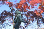 秋、彫刻「ダンシングオールナイト」 - 片倉城跡公園