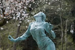 春、山桜と彫刻「ダンシングオールナイト」 - 片倉城跡公園