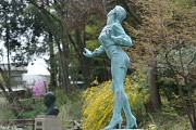春、彫刻「ダンシングオールナイト」 - 片倉城跡公園