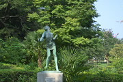 夏、彫刻「ダンシングオールナイト」 - 片倉城跡公園
