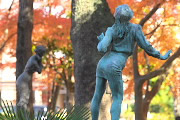 紅葉と彫刻「ダンシングオールナイト」 - 片倉城跡公園