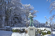 雪、彫刻「ダンシングオールナイト」 - 片倉城跡公園