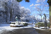 雪の彫刻広場、「ダンシングオールナイト」と「早く来ないかなあ」 - 片倉城跡公園