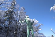 雪、彫刻「ダンシングオールナイト」2 - 片倉城跡公園