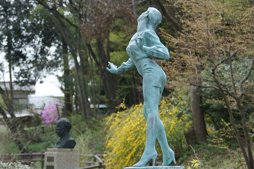 春、彫刻「ダンシングオールナイト」 - 片倉城跡公園