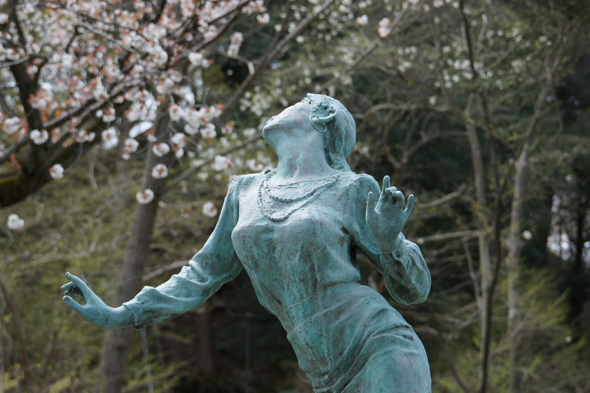 春、山桜と彫刻「ダンシングオールナイト」 - 片倉城跡公園