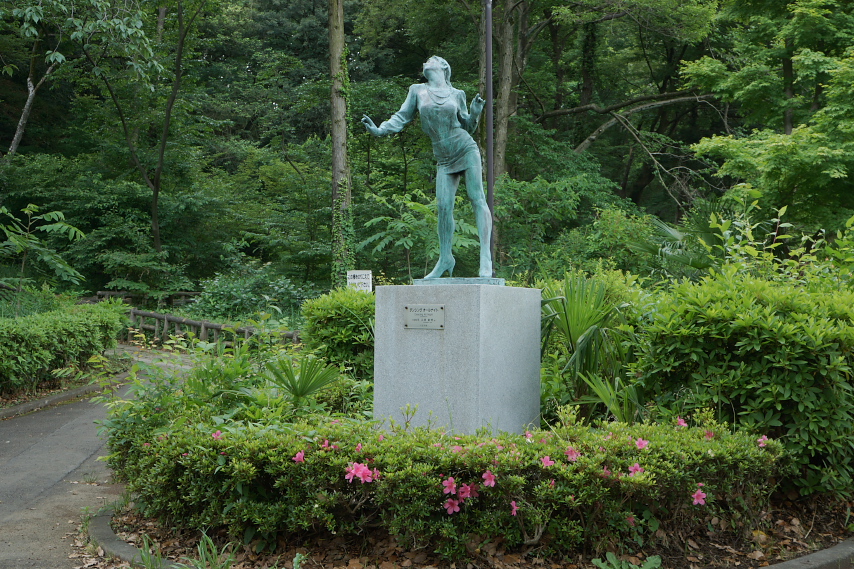 彫刻「ダンシングオールナイト」江里敏明 作 - 片倉城跡公園