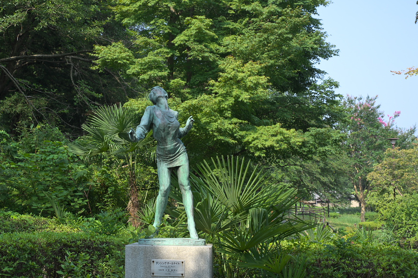 夏、彫刻「ダンシングオールナイト」 - 片倉城跡公園