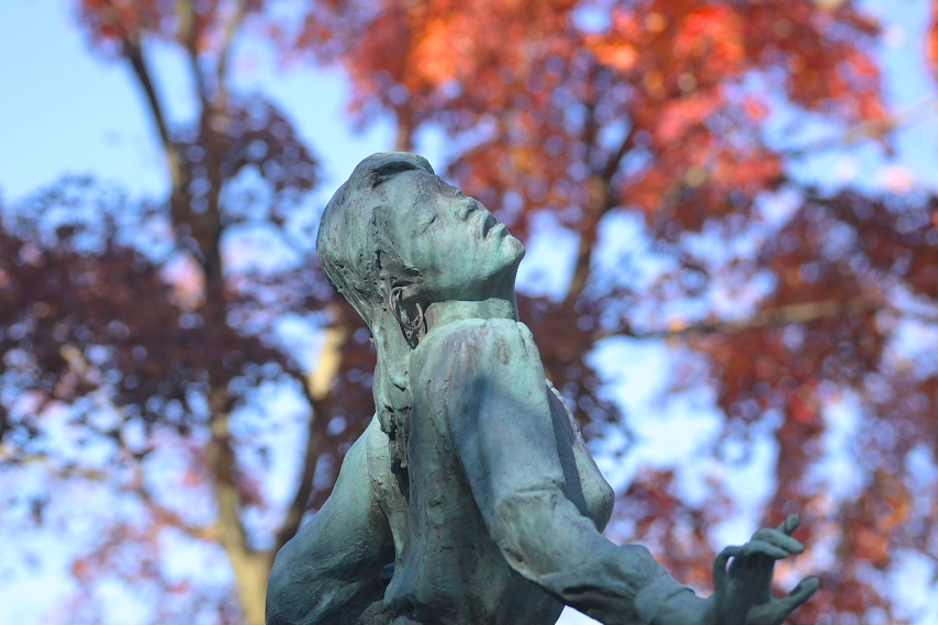 秋、彫刻「ダンシングオールナイト」2 - 片倉城跡公園