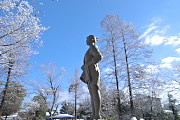 雪、彫刻「憧れ」 - 片倉城跡公園