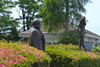 彫刻「アテネの戦士」と「春を感じて」 - 片倉城跡公園