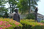 彫刻「アテネの戦士」と「春を感じて」 - 片倉城跡公園