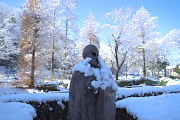 雪、彫刻「アテネの戦士」- 片倉城跡公園