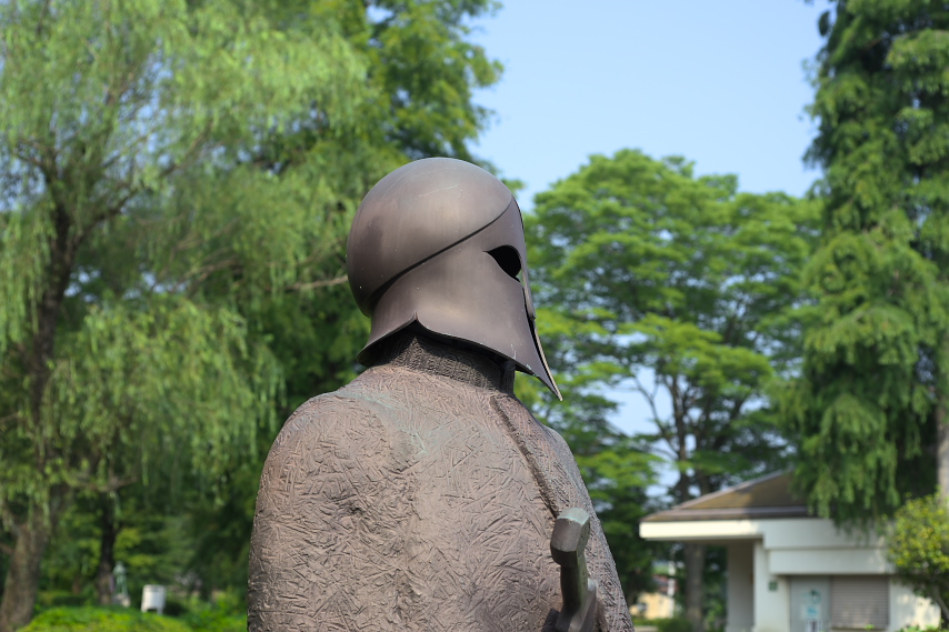 夏、彫刻「アテネの戦士」2- 片倉城跡公園