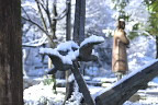 雪、彫刻「風景−海−」のカモメ - 片倉城跡公園