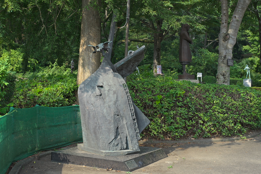 夏、彫刻「風景−海−」 - 片倉城跡公園