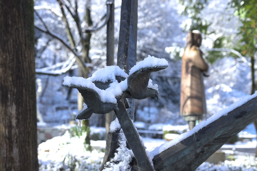 雪、彫刻「風景−海−」のカモメ - 片倉城跡公園