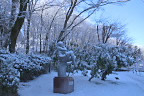 雪、彫刻「夢につつまれ」 - 片倉城跡公園