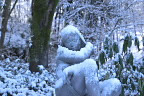 雪、彫刻「夢につつまれ」2 - 片倉城跡公園