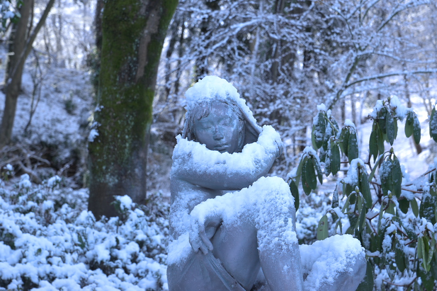 雪、彫刻「夢につつまれ」2 - 片倉城跡公園