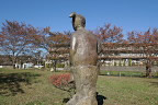 紅葉、彫刻「春休み」2 - 片倉城跡公園