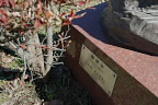 彫刻「春休み」の銘盤、秋 - 片倉城跡公園