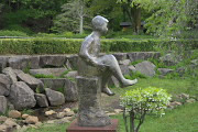 灯台躑躅が咲く彫刻「春休み」 - 片倉城跡公園