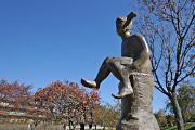 紅葉、彫刻「春休み」 - 片倉城跡公園