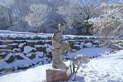 雪、彫刻「春休み」2 - 片倉城跡公園