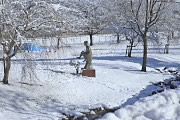 雪、彫刻「春休み」3 - 片倉城跡公園