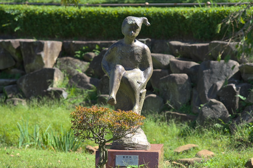 秋、彫刻「春休み」 - 片倉城跡公園