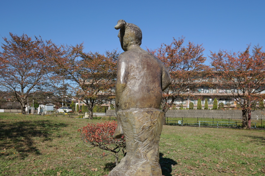 紅葉、彫刻「春休み」2 - 片倉城跡公園