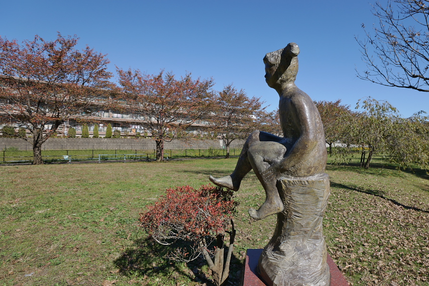 紅葉、彫刻「春休み」3 - 片倉城跡公園