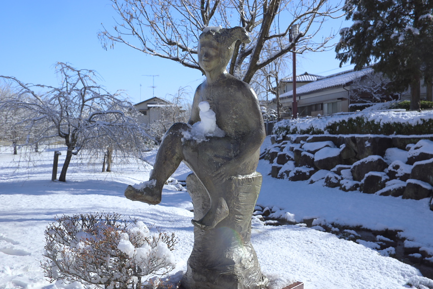 雪、彫刻「春休み」- 片倉城跡公園
