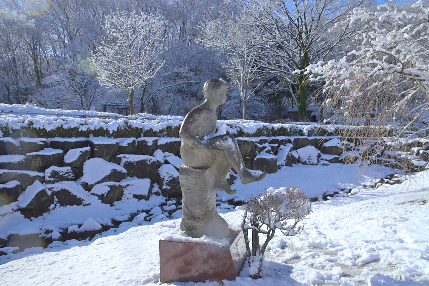 雪、彫刻「春休み」2 - 片倉城跡公園